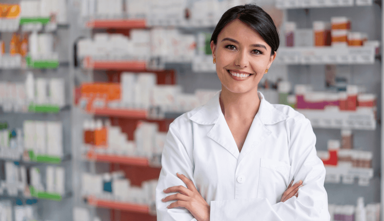Lächelnde Apothekerin mit schwarzen Haaren